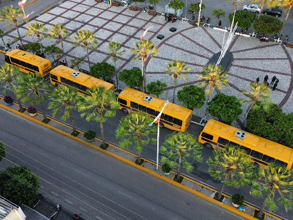 Prefeitura entrega 05 novos ônibus durante comemoração dos resultados do SPAECE